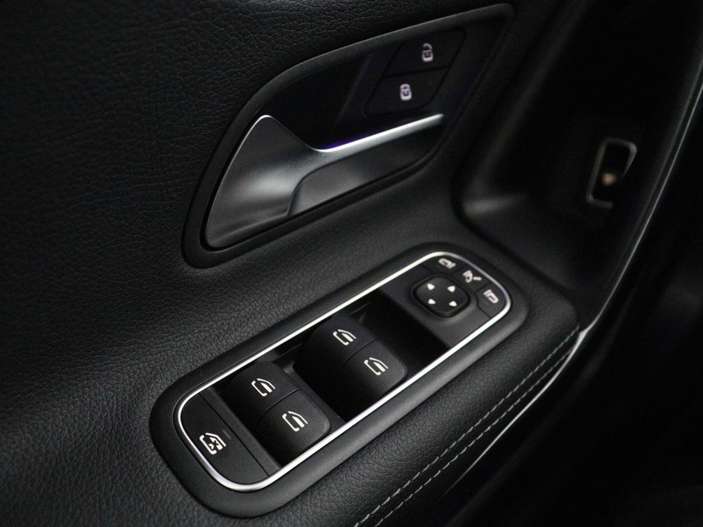 Mercedes-Benz A-Klasse 200 Business Solution Luxury | Trekhaak | Panoramadak | Leder | Memory | Sfeerverlichting | Full LED | Stoelverwarming | Camera | Park assist | Cruise control |