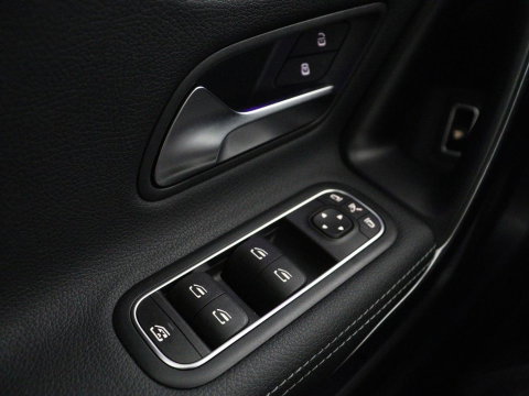 Mercedes-Benz A-Klasse 200 Business Solution Luxury | Trekhaak | Panoramadak | Leder | Memory | Sfeerverlichting | Full LED | Stoelverwarming | Camera | Park assist | Cruise control |