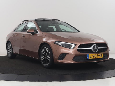 Mercedes-Benz A-Klasse 200 Business Solution Luxury | Trekhaak | Panoramadak | Leder | Memory | Sfeerverlichting | Full LED | Stoelverwarming | Camera | Park assist | Cruise control |