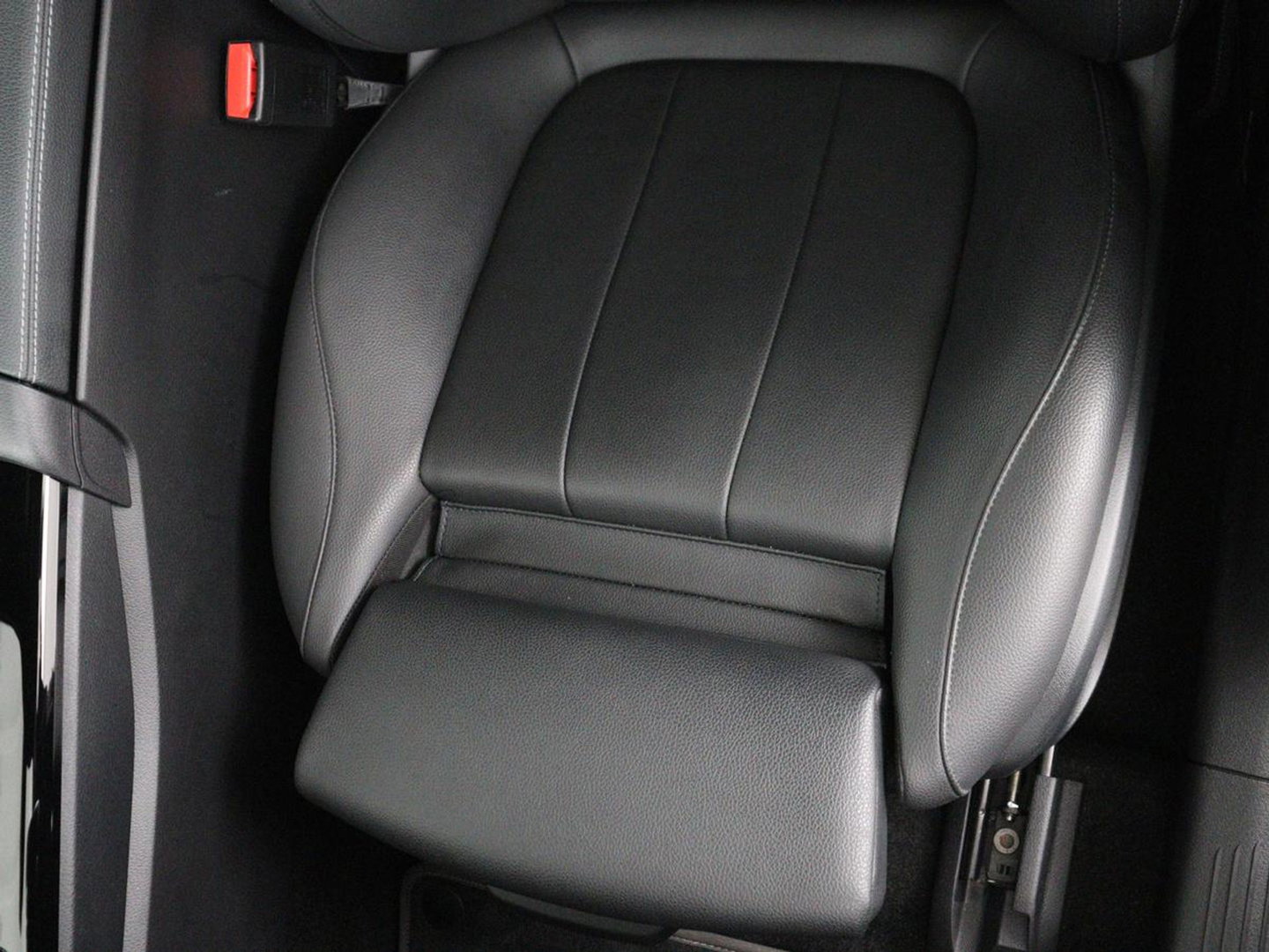 Mercedes-Benz A-Klasse 200 Business Solution Luxury | Trekhaak | Panoramadak | Leder | Memory | Sfeerverlichting | Full LED | Stoelverwarming | Camera | Park assist | Cruise control |