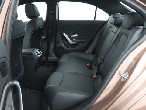 Mercedes-Benz A-Klasse 200 Business Solution Luxury | Trekhaak | Panoramadak | Leder | Memory | Sfeerverlichting | Full LED | Stoelverwarming | Camera | Park assist | Cruise control |