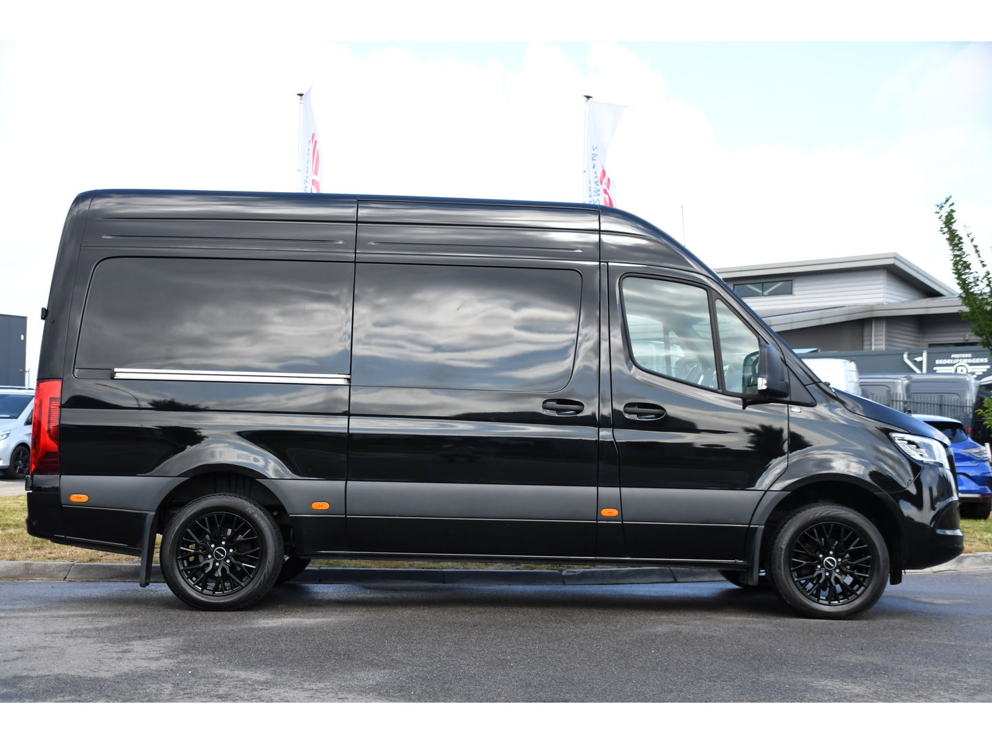 Mercedes-Benz Sprinter 319 1.9 CDI L2H2 Pro Black Edition FACELIFT! Adaptieve Cruise, luchtvering, Camera, LED, 10,5'' Mbux, Standkachel, Stoelverwarming, Sensoren, Uniek!