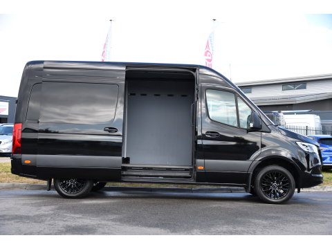 Mercedes-Benz Sprinter 319 1.9 CDI L2H2 Pro Black Edition FACELIFT! Adaptieve Cruise, luchtvering, Camera, LED, 10,5'' Mbux, Standkachel, Stoelverwarming, Sensoren, Uniek!