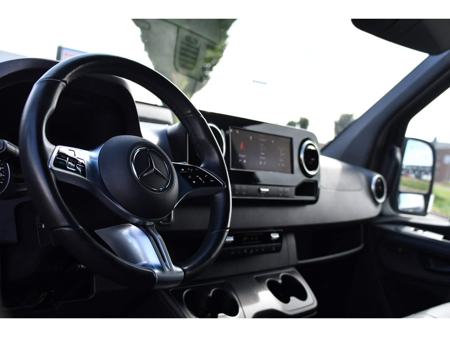 Mercedes-Benz Sprinter 319 1.9 CDI L2H2 Pro Black Edition FACELIFT! Adaptieve Cruise, luchtvering, Camera, LED, 10,5'' Mbux, Standkachel, Stoelverwarming, Sensoren, Uniek!