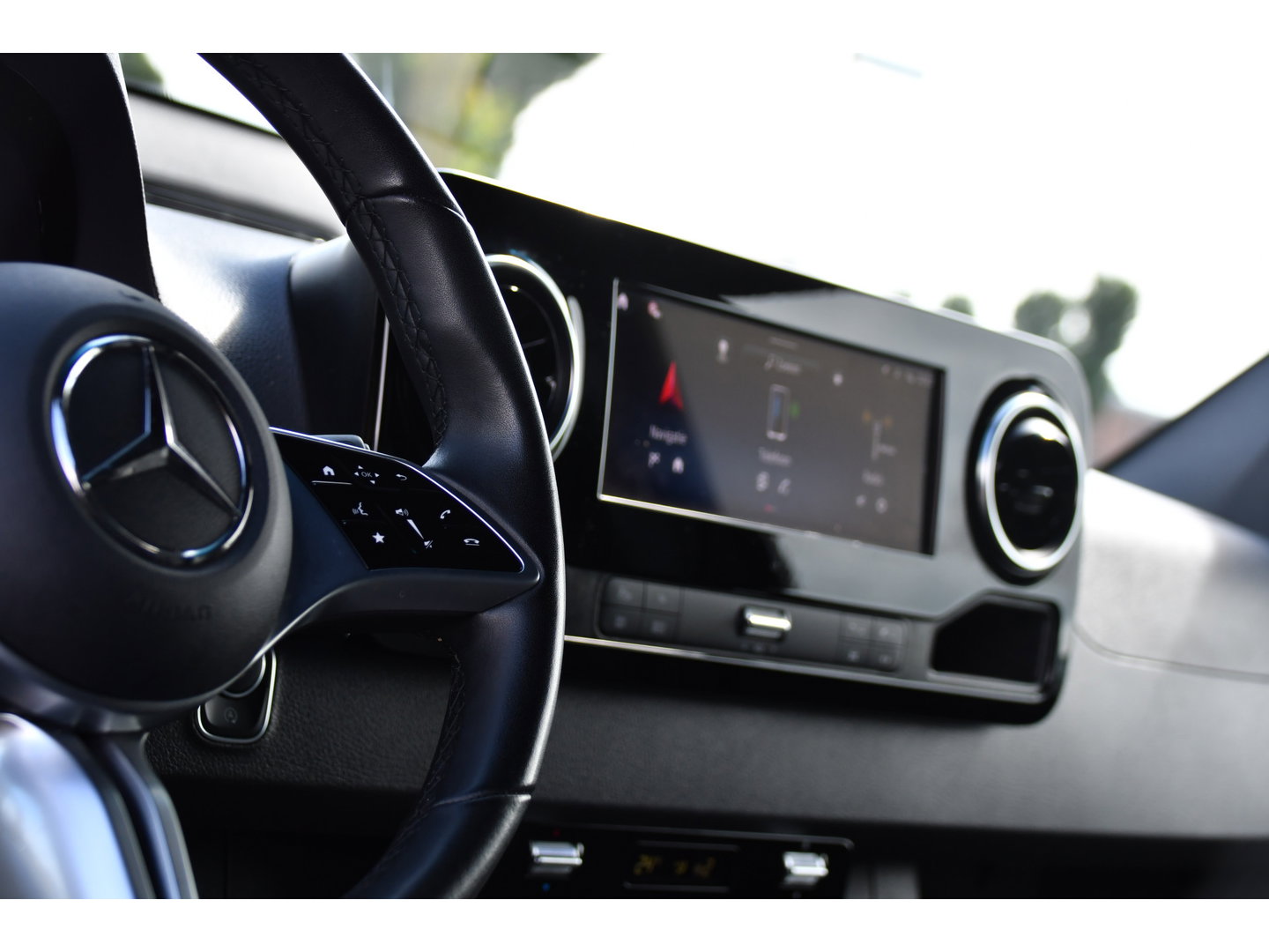 Mercedes-Benz Sprinter 319 1.9 CDI L2H2 Pro Black Edition FACELIFT! Adaptieve Cruise, luchtvering, Camera, LED, 10,5'' Mbux, Standkachel, Stoelverwarming, Sensoren, Uniek!