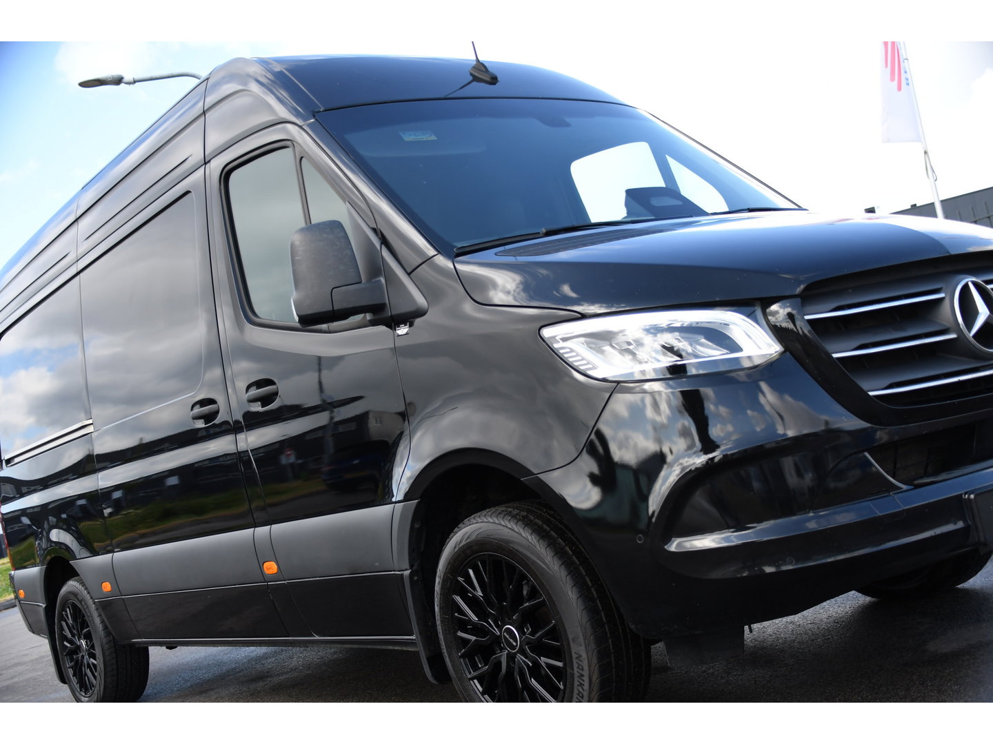 Mercedes-Benz Sprinter 319 1.9 CDI L2H2 Pro Black Edition FACELIFT! Adaptieve Cruise, luchtvering, Camera, LED, 10,5'' Mbux, Standkachel, Stoelverwarming, Sensoren, Uniek!