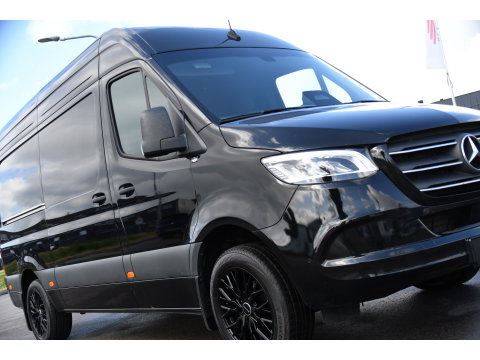 Mercedes-Benz Sprinter 319 1.9 CDI L2H2 Pro Black Edition FACELIFT! Adaptieve Cruise, luchtvering, Camera, LED, 10,5'' Mbux, Standkachel, Stoelverwarming, Sensoren, Uniek!