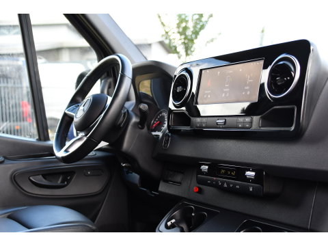Mercedes-Benz Sprinter 319 1.9 CDI L2H2 Pro Black Edition FACELIFT! Adaptieve Cruise, luchtvering, Camera, LED, 10,5'' Mbux, Standkachel, Stoelverwarming, Sensoren, Uniek!