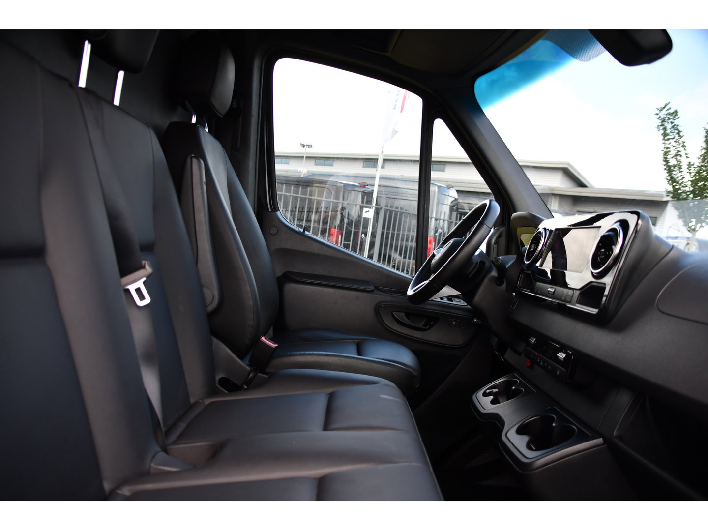 Mercedes-Benz Sprinter 319 1.9 CDI L2H2 Pro Black Edition FACELIFT! Adaptieve Cruise, luchtvering, Camera, LED, 10,5'' Mbux, Standkachel, Stoelverwarming, Sensoren, Uniek!