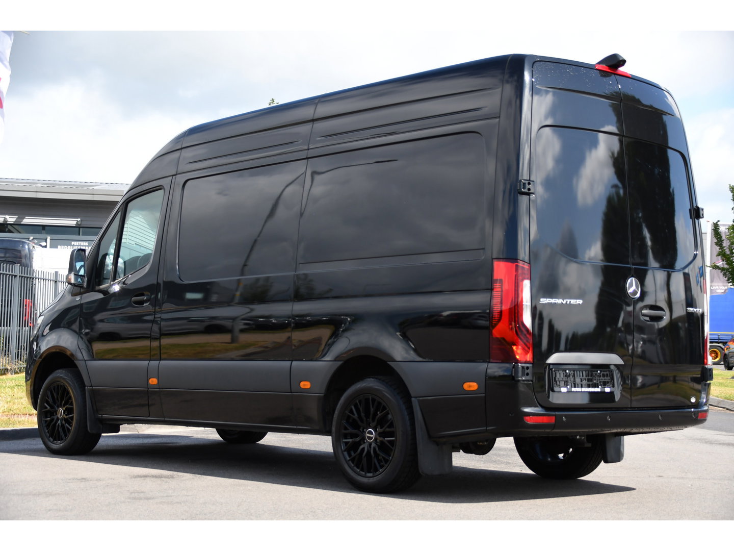 Mercedes-Benz Sprinter 319 1.9 CDI L2H2 Pro Black Edition FACELIFT! Adaptieve Cruise, luchtvering, Camera, LED, 10,5'' Mbux, Standkachel, Stoelverwarming, Sensoren, Uniek!
