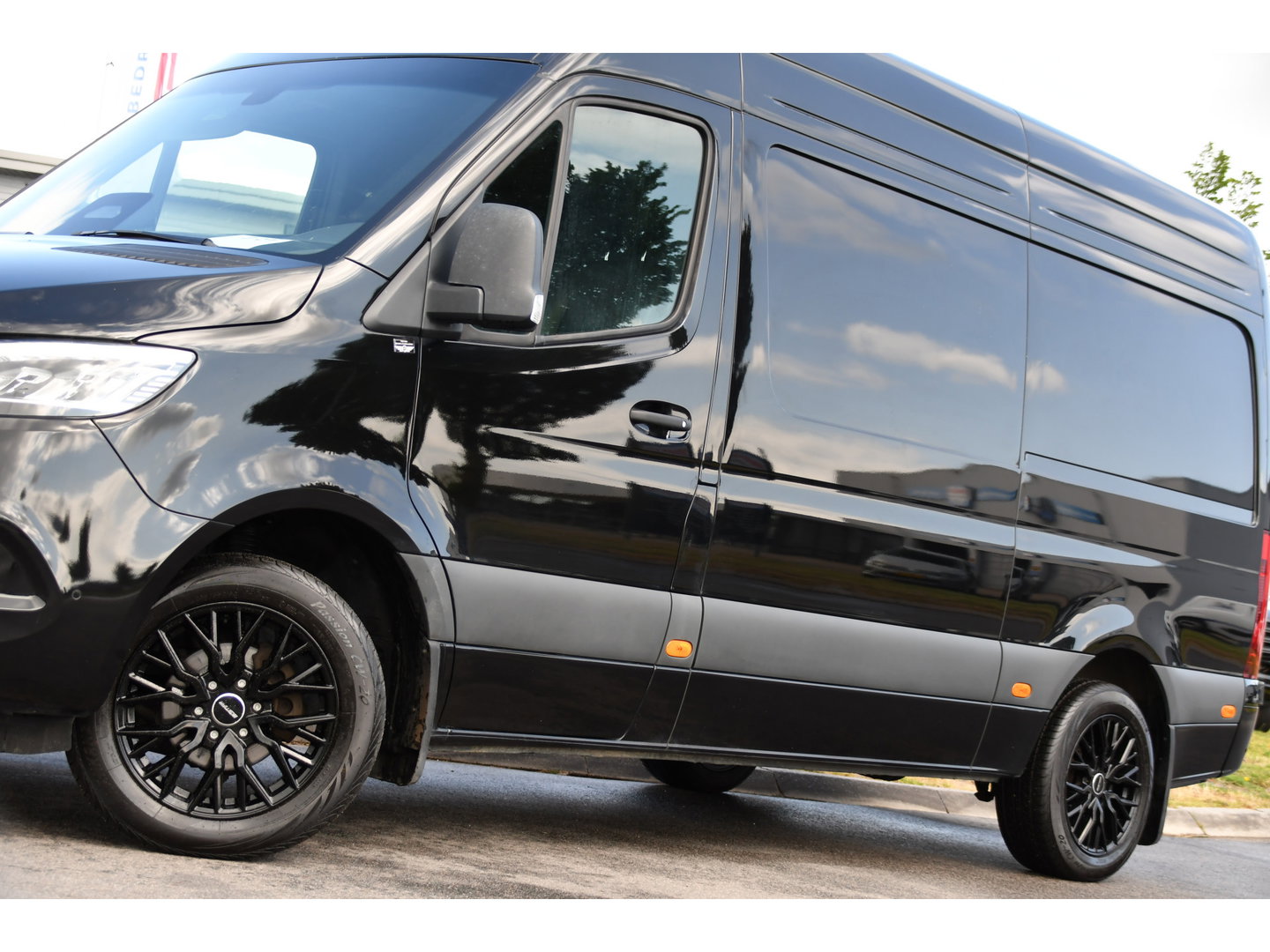 Mercedes-Benz Sprinter 319 1.9 CDI L2H2 Pro Black Edition FACELIFT! Adaptieve Cruise, luchtvering, Camera, LED, 10,5'' Mbux, Standkachel, Stoelverwarming, Sensoren, Uniek!