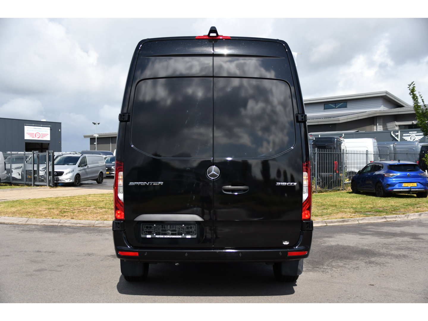 Mercedes-Benz Sprinter 319 1.9 CDI L2H2 Pro Black Edition FACELIFT! Adaptieve Cruise, luchtvering, Camera, LED, 10,5'' Mbux, Standkachel, Stoelverwarming, Sensoren, Uniek!