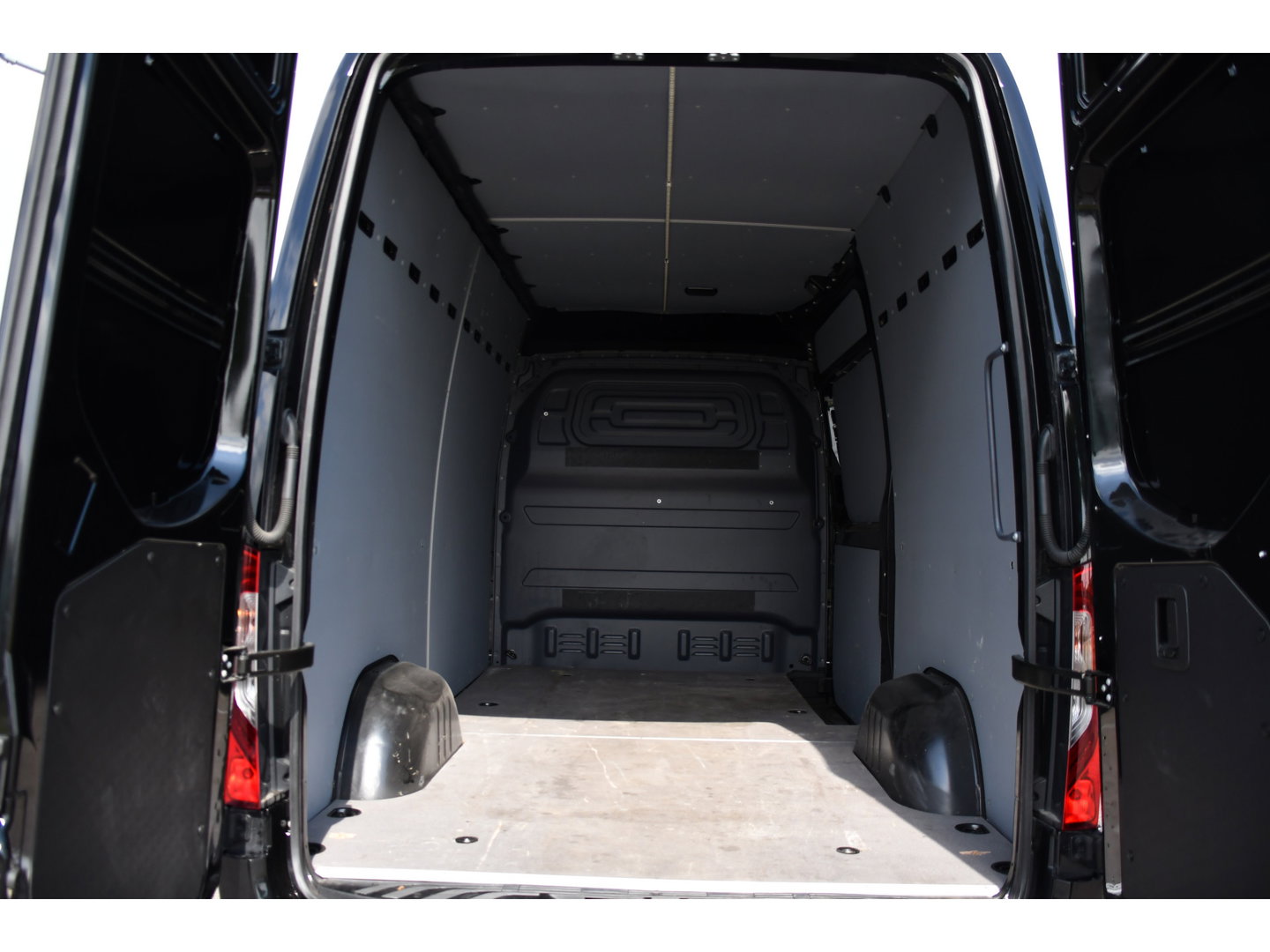 Mercedes-Benz Sprinter 319 1.9 CDI L2H2 Pro Black Edition FACELIFT! Adaptieve Cruise, luchtvering, Camera, LED, 10,5'' Mbux, Standkachel, Stoelverwarming, Sensoren, Uniek!