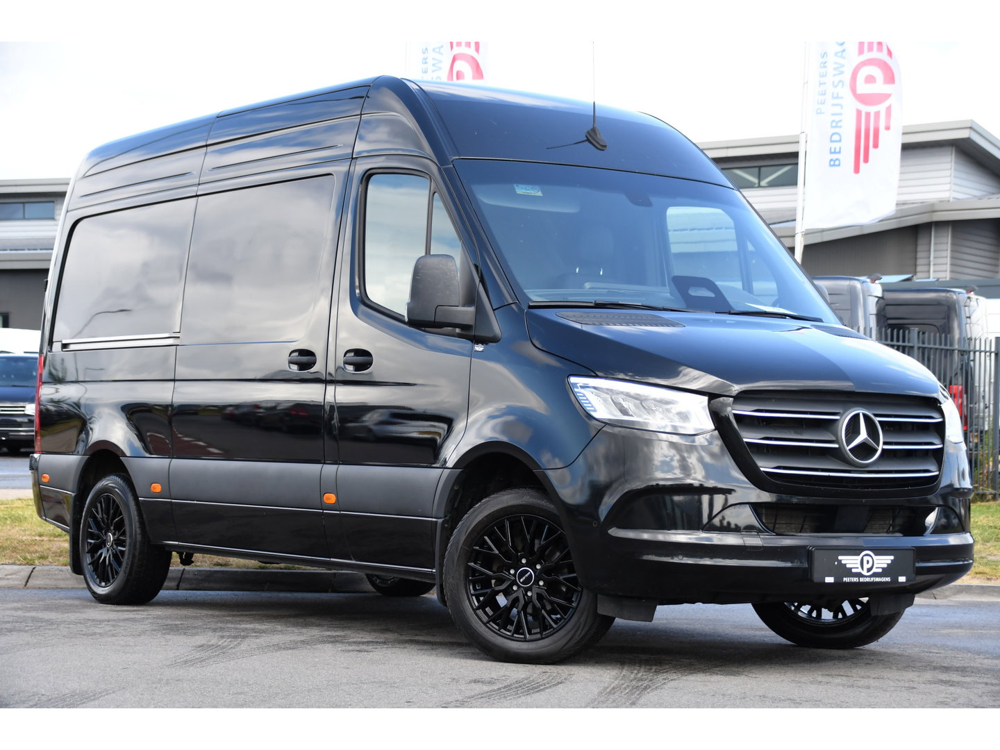 Mercedes-Benz Sprinter 319 1.9 CDI L2H2 Pro Black Edition FACELIFT! Adaptieve Cruise, luchtvering, Camera, LED, 10,5'' Mbux, Standkachel, Stoelverwarming, Sensoren, Uniek!