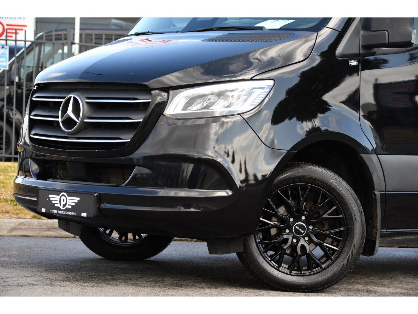 Mercedes-Benz Sprinter 319 1.9 CDI L2H2 Pro Black Edition FACELIFT! Adaptieve Cruise, luchtvering, Camera, LED, 10,5'' Mbux, Standkachel, Stoelverwarming, Sensoren, Uniek!