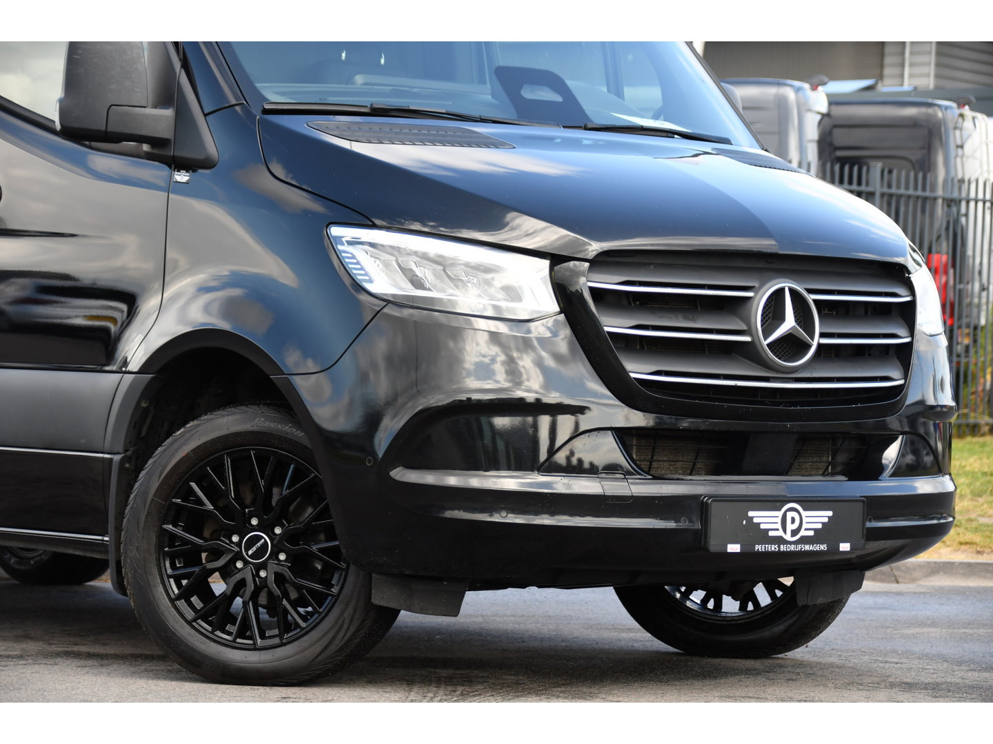 Mercedes-Benz Sprinter 319 1.9 CDI L2H2 Pro Black Edition FACELIFT! Adaptieve Cruise, luchtvering, Camera, LED, 10,5'' Mbux, Standkachel, Stoelverwarming, Sensoren, Uniek!