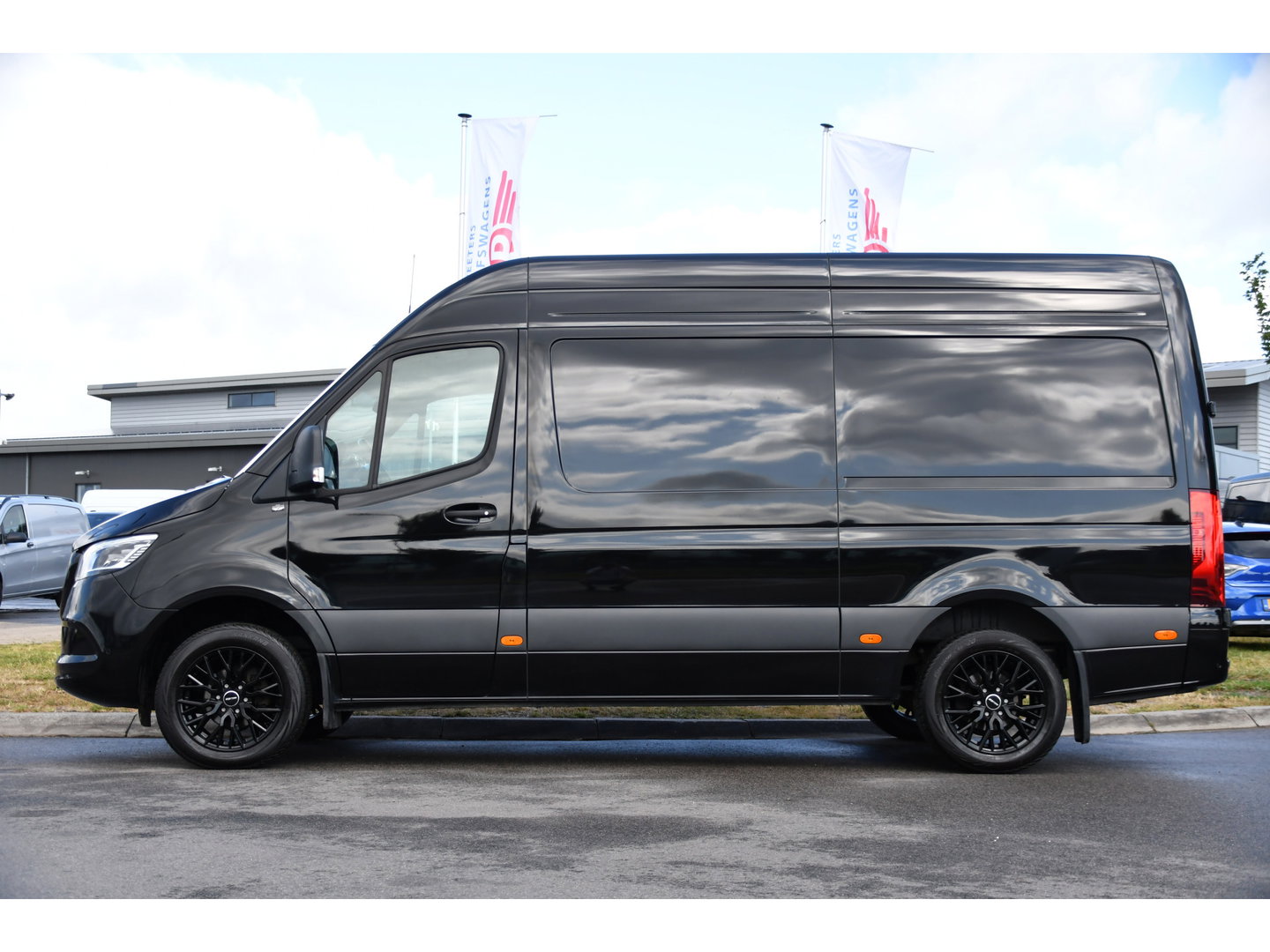 Mercedes-Benz Sprinter 319 1.9 CDI L2H2 Pro Black Edition FACELIFT! Adaptieve Cruise, luchtvering, Camera, LED, 10,5'' Mbux, Standkachel, Stoelverwarming, Sensoren, Uniek!