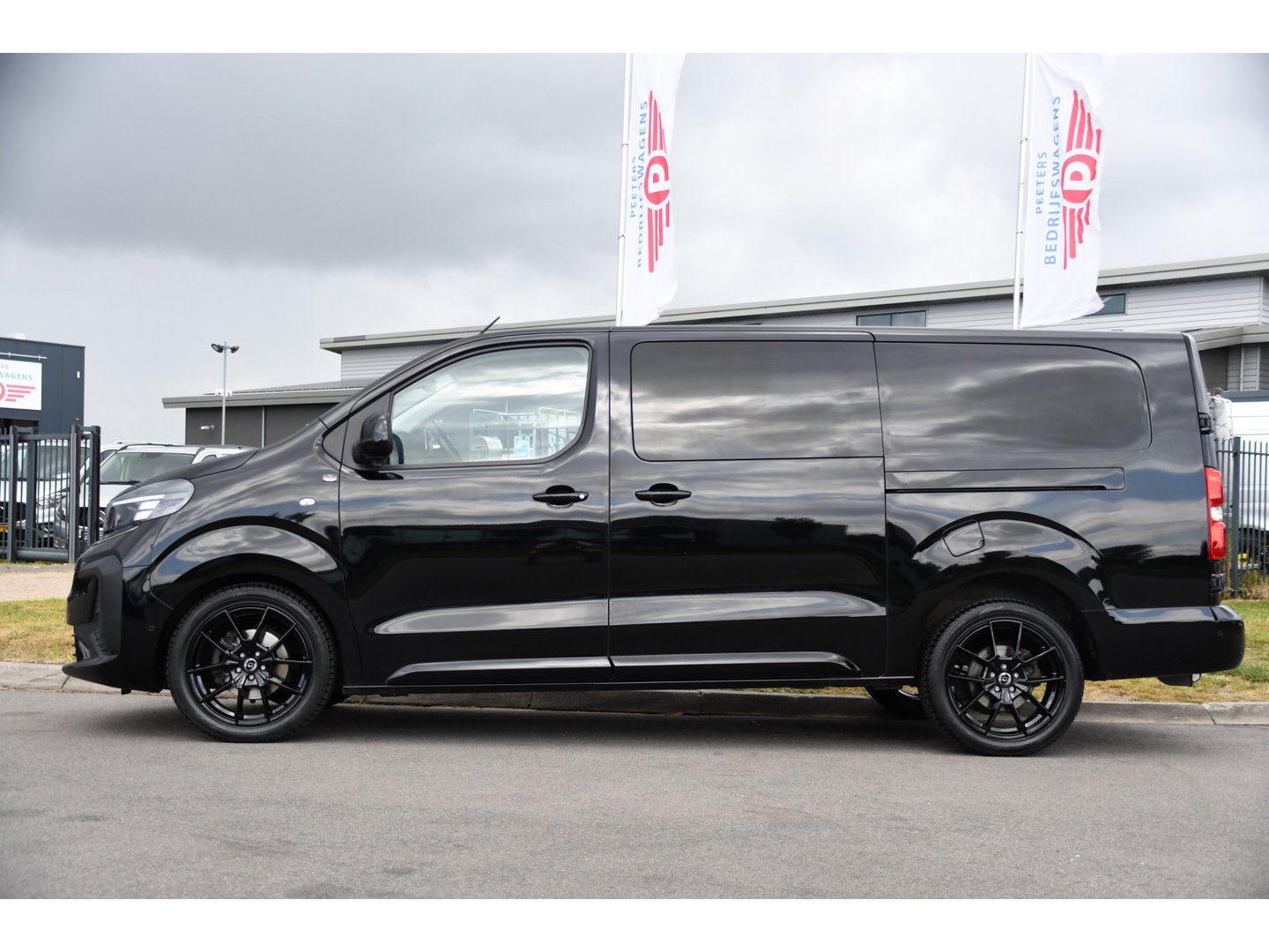 Opel Vivaro 2.2 BlueHDI L3 DC Black Edition FULL OPTIONS! Adaptieve Cruise, Camera, Virtual, 2 x Schuifdeur, Leder, Stuur/Stoel verwarming, 180pk, Automaat, LED, Uniek!