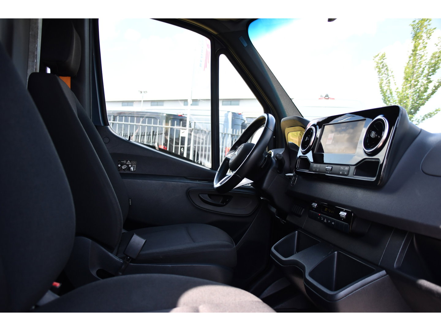 Mercedes-Benz Sprinter 315 1.9 CDI L2 Pro PB Edition FACELIFT! Adaptieve Cruise, Camera, Carplay, LED, Automaat, 10,5'' Mbux, 150pk, Clima, binnenspiegel camera, Uniek!