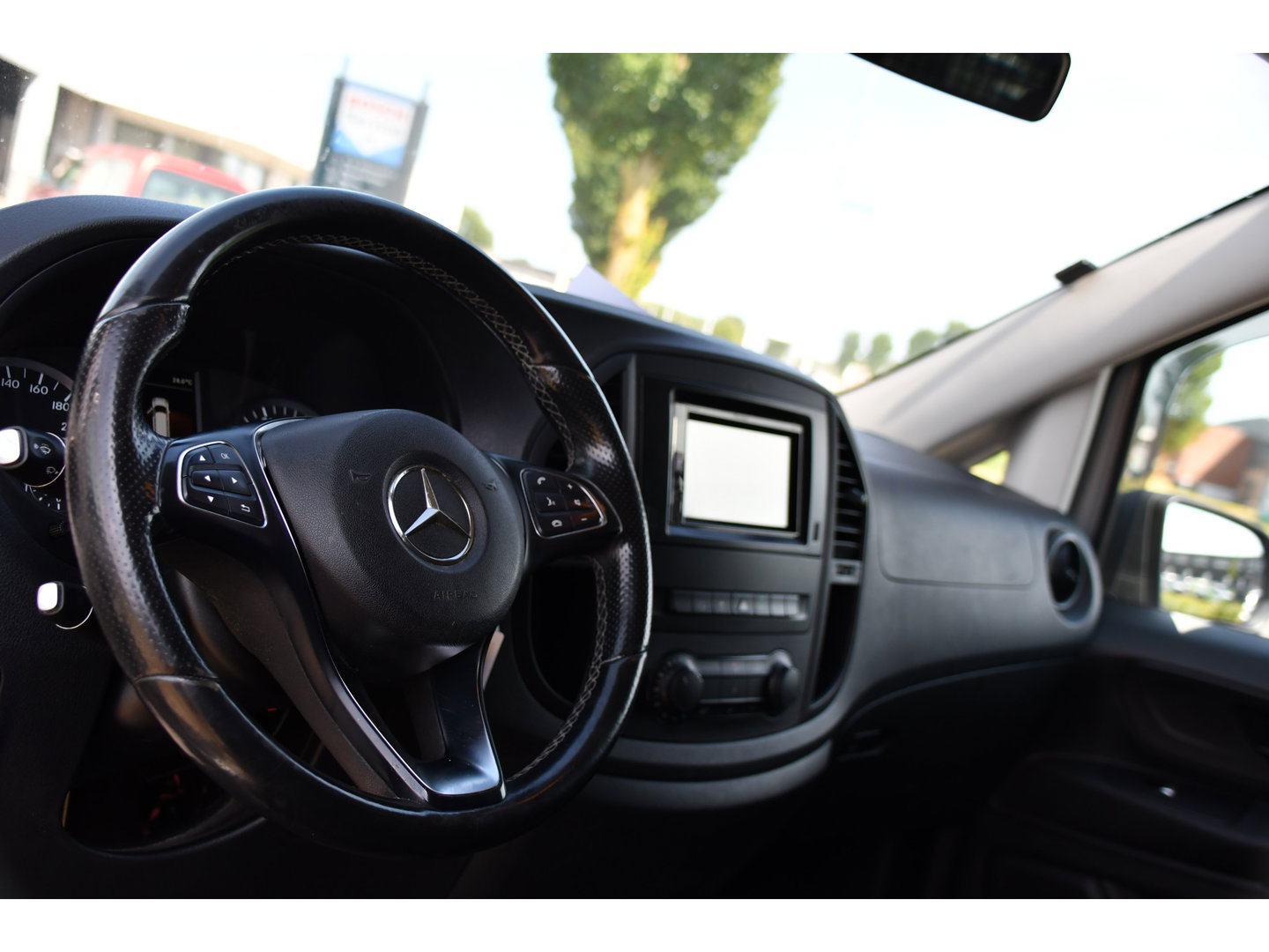 Mercedes-Benz Vito 116 CDI L2 AMG Edition Camera, Cruise, LED, 164pk, Stoelverwarming, Trekhaak, Automaat, Standkachel, Airco, Uniek!