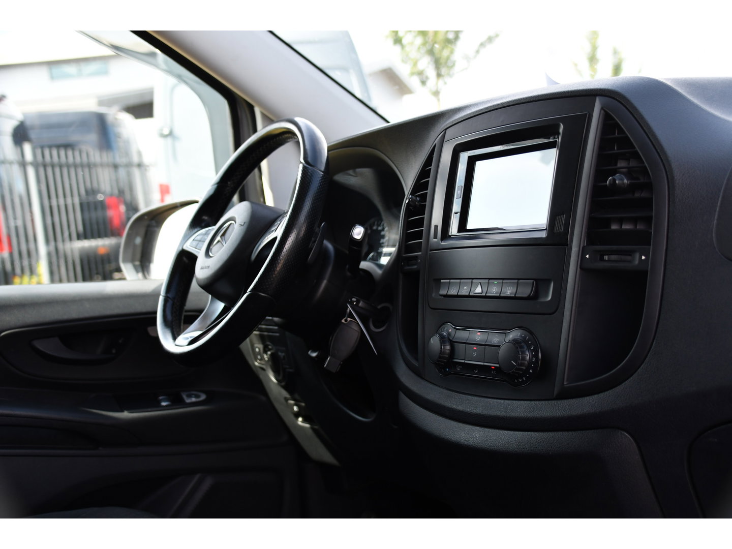 Mercedes-Benz Vito 116 CDI L2 AMG Edition Camera, Cruise, LED, 164pk, Stoelverwarming, Trekhaak, Automaat, Standkachel, Airco, Uniek!