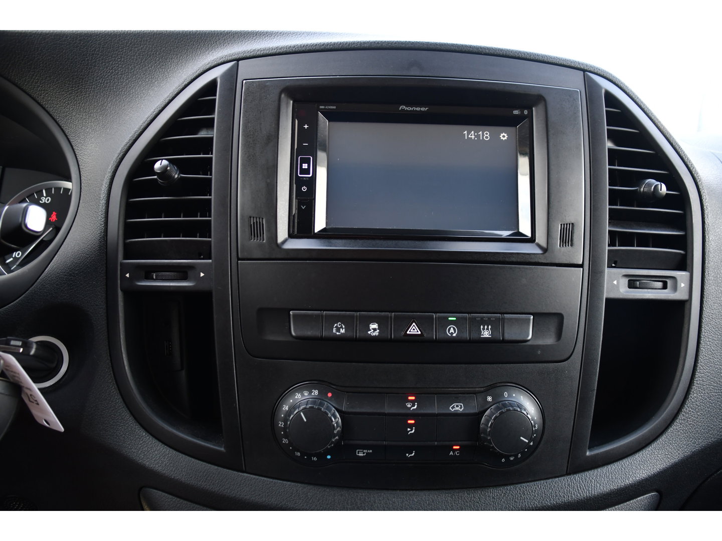 Mercedes-Benz Vito 116 CDI L2 AMG Edition Camera, Cruise, LED, 164pk, Stoelverwarming, Trekhaak, Automaat, Standkachel, Airco, Uniek!