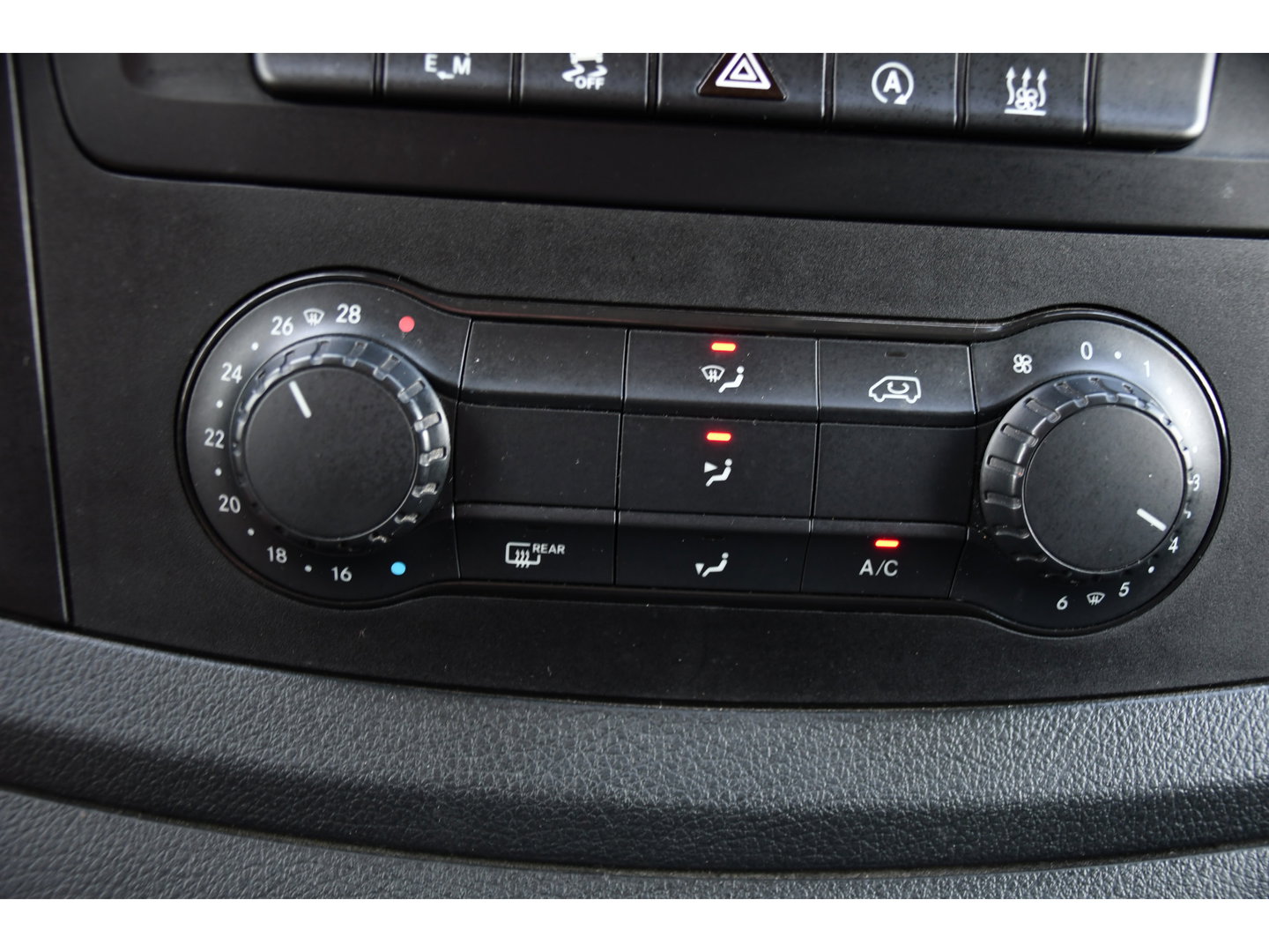 Mercedes-Benz Vito 116 CDI L2 AMG Edition Camera, Cruise, LED, 164pk, Stoelverwarming, Trekhaak, Automaat, Standkachel, Airco, Uniek!