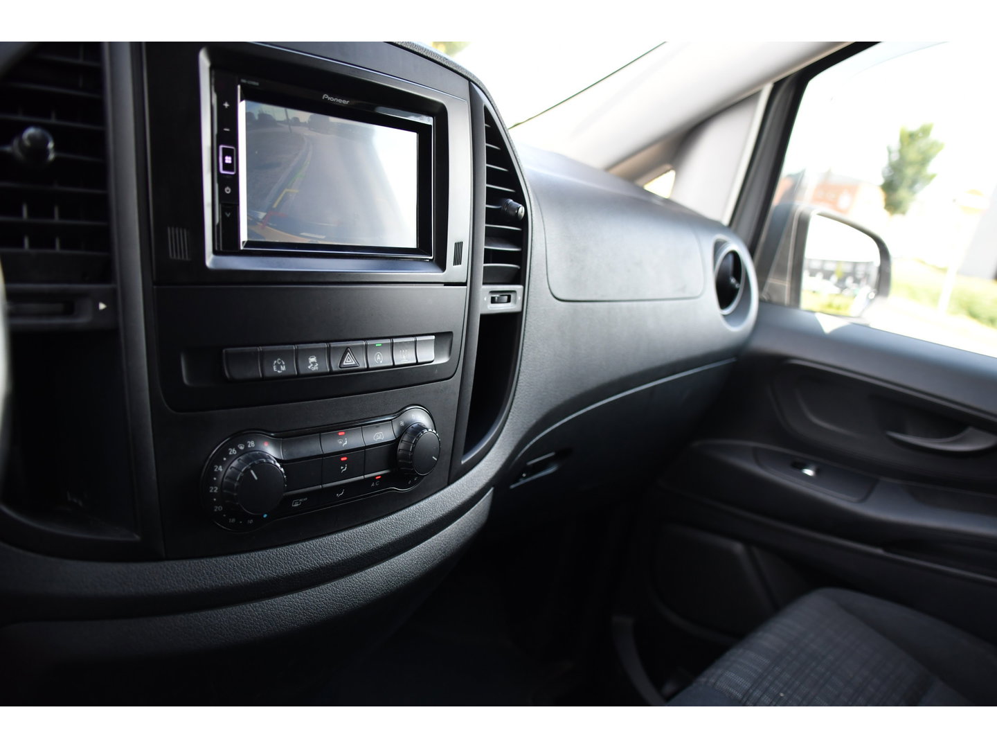 Mercedes-Benz Vito 116 CDI L2 AMG Edition Camera, Cruise, LED, 164pk, Stoelverwarming, Trekhaak, Automaat, Standkachel, Airco, Uniek!