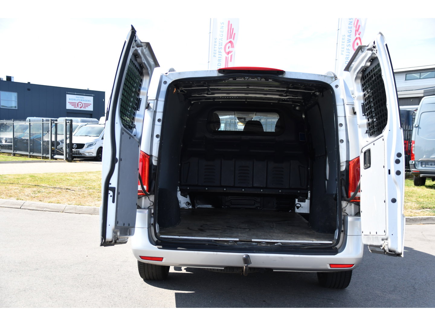 Mercedes-Benz Vito 116 CDI L2 AMG Edition Camera, Cruise, LED, 164pk, Stoelverwarming, Trekhaak, Automaat, Standkachel, Airco, Uniek!