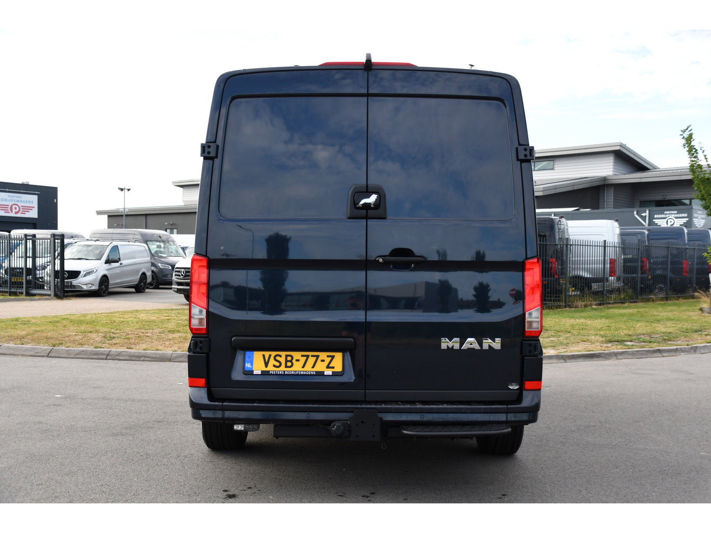 MAN TGE 3.140 35 2.0 L3H3 PB Edition Adaptieve Cruise, Camera, Carplay, LED, 2 x Schuifdeur, Clima, Stoelverwarming, Automaat, Sensoren, Trekhaak, 140pk, Uniek!