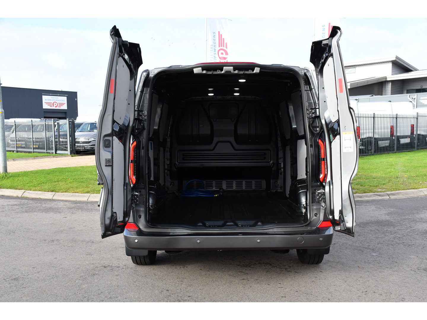 Ford E-Transit Custom 340 L2H1 Limited 65 kWh Virtual, Adaptieve Cruise, Camera, Carplay, Stoelverwarming, LED, 218pk, NAVI, Uniek!