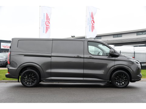 Ford E-Transit Cust. 340 L2H1 Limited 65 kWh PB Edition Virtual, Adaptieve Cruise, Camera, Carplay, Stoelverwarming, LED, 218pk, NAVI, Uniek!