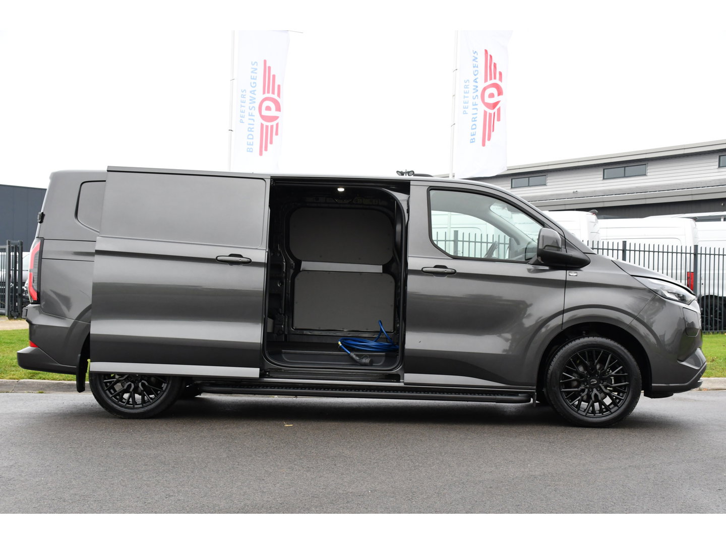Ford E-Transit Cust. 340 L2H1 Limited 65 kWh PB Edition Virtual, Adaptieve Cruise, Camera, Carplay, Stoelverwarming, LED, 218pk, NAVI, Uniek!