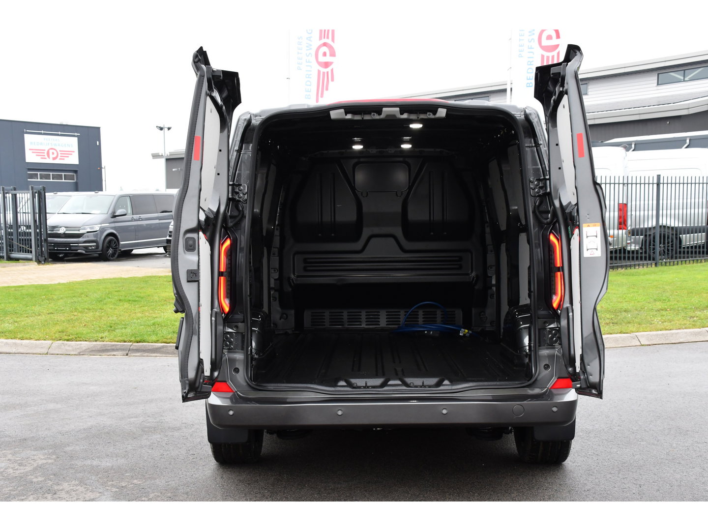 Ford E-Transit Cust. 340 L2H1 Limited 65 kWh PB Edition Virtual, Adaptieve Cruise, Camera, Carplay, Stoelverwarming, LED, 218pk, NAVI, Uniek!