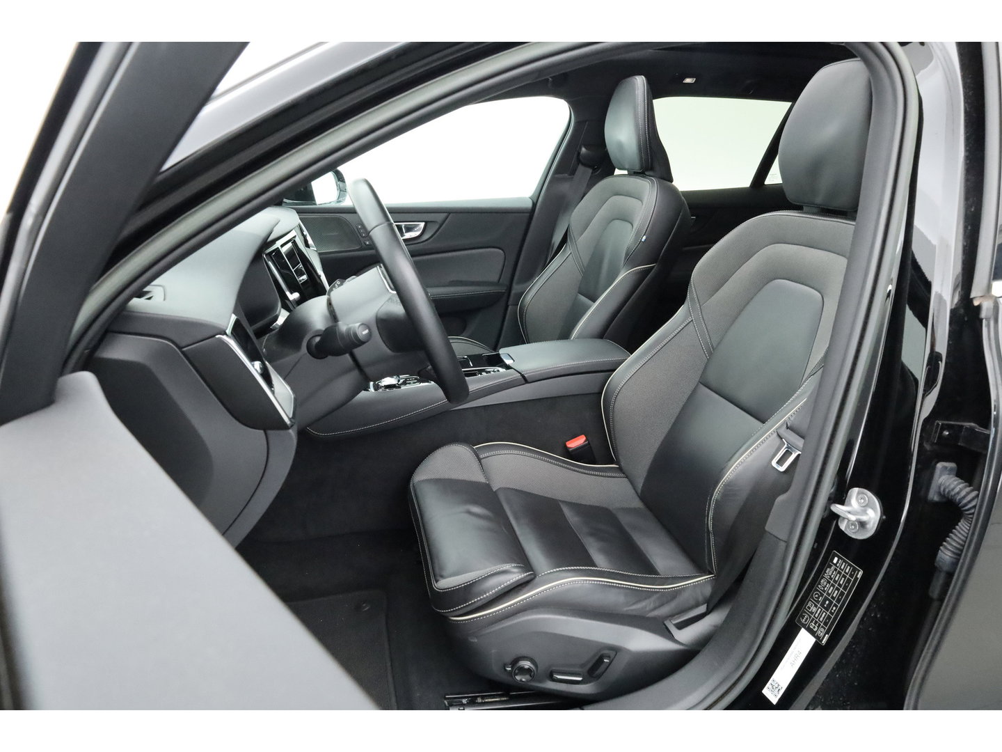 Volvo V60 2.0 T6 Plug-in hybrid AWD Plus Bright | Long Range | Pano-dak | Trekhaak | Sport stoelen | H&K Audio | 360 cam | AcC