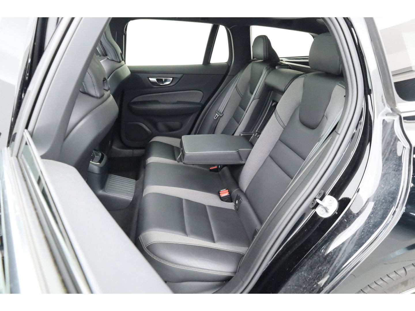 Volvo V60 2.0 T6 Plug-in hybrid AWD Plus Bright | Long Range | Pano-dak | Trekhaak | Sport stoelen | H&K Audio | 360 cam | AcC