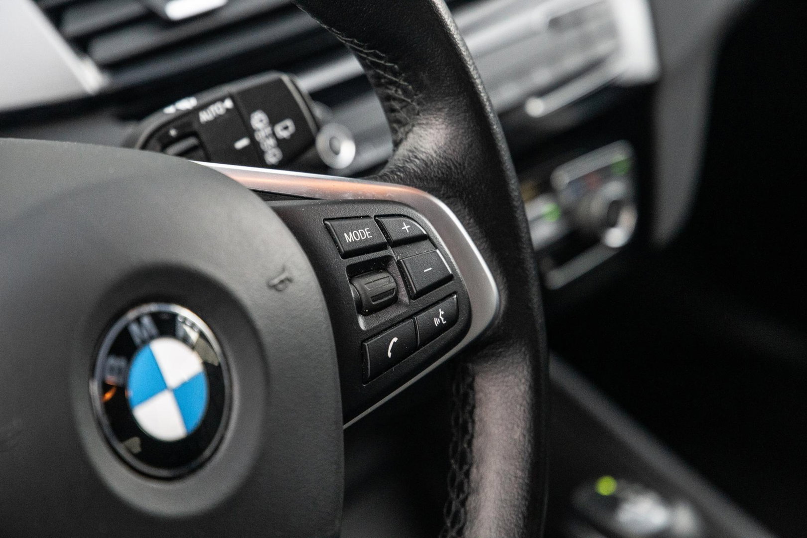 BMW X1 xDrive25e Executive X CAMERA / CARPLAY / HEAD UP DISPLAY / LEDER / LED / CRUISE CONTROLE / STOELVERWARMING