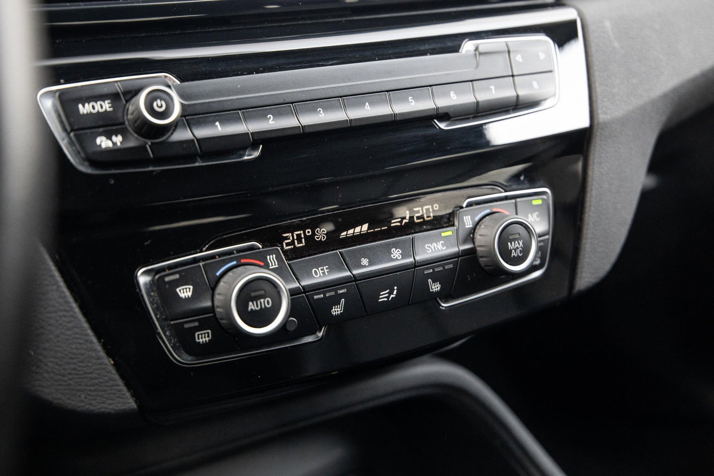 BMW X1 xDrive25e Executive X CAMERA / CARPLAY / HEAD UP DISPLAY / LEDER / LED / CRUISE CONTROLE / STOELVERWARMING