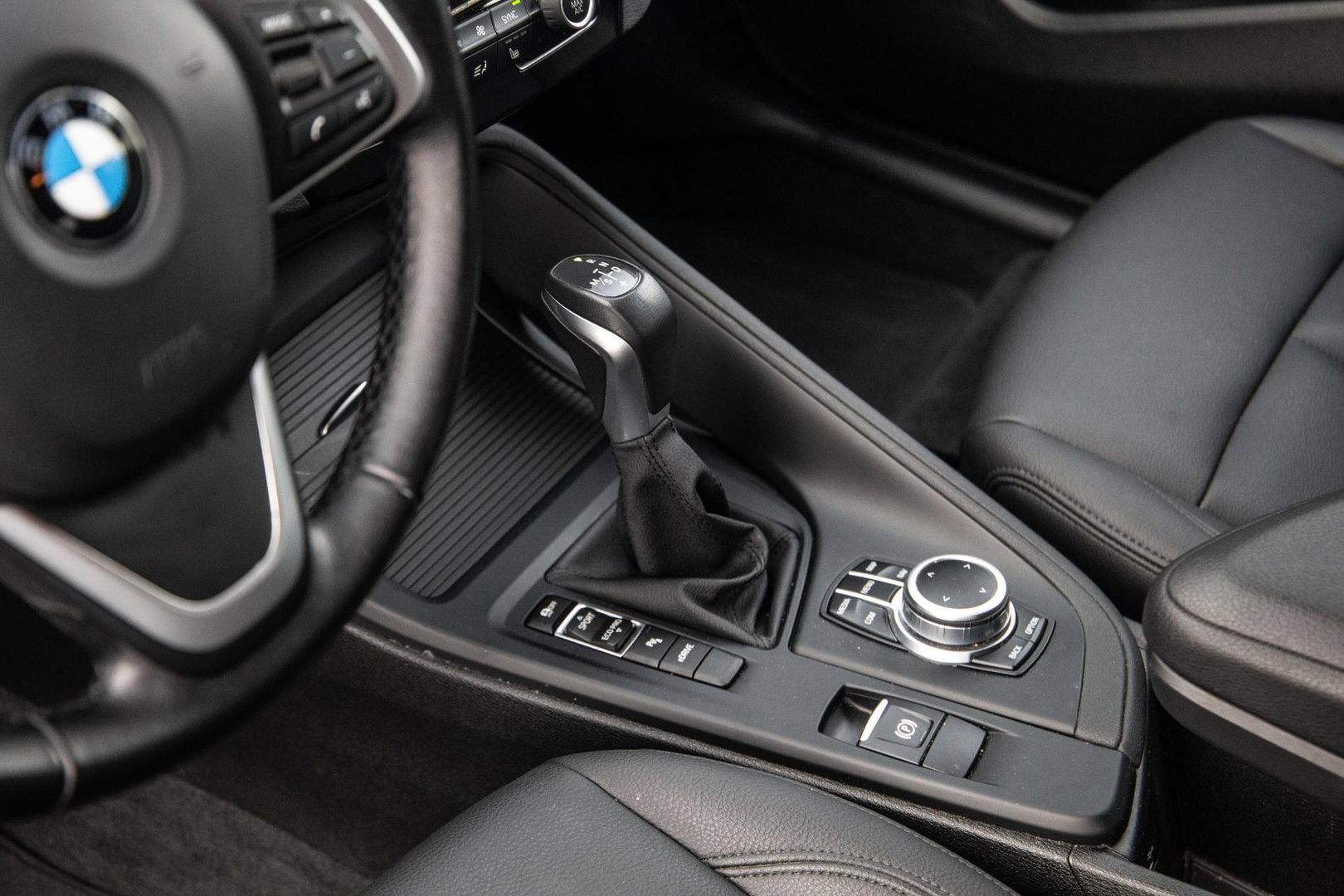 BMW X1 xDrive25e Executive X CAMERA / CARPLAY / HEAD UP DISPLAY / LEDER / LED / CRUISE CONTROLE / STOELVERWARMING