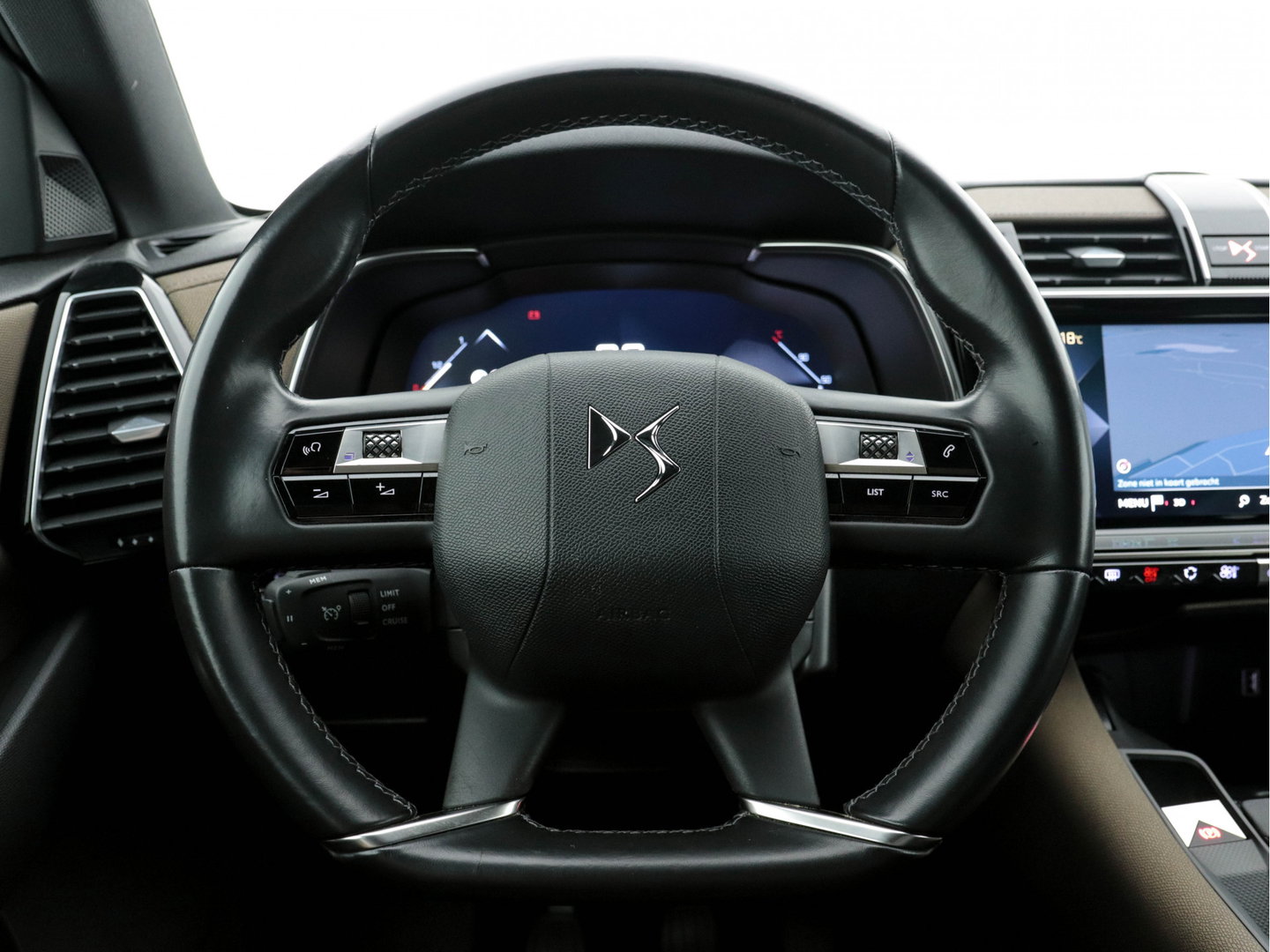 DS 7 Crossback 1.5 BlueHDI So Chic (INCL-BTW) *DIGI-COCKPIT | NAVI-FULLMAP | FULL-LED | MICROFIBRE | CAMERA | KEYLESS | CARPLAY | ADAPTIVE-CRUISE | DAB | PRIVACYGLASS | PDC | HEATED-SPORTSEATS | TOWBAR | 18"ALU*