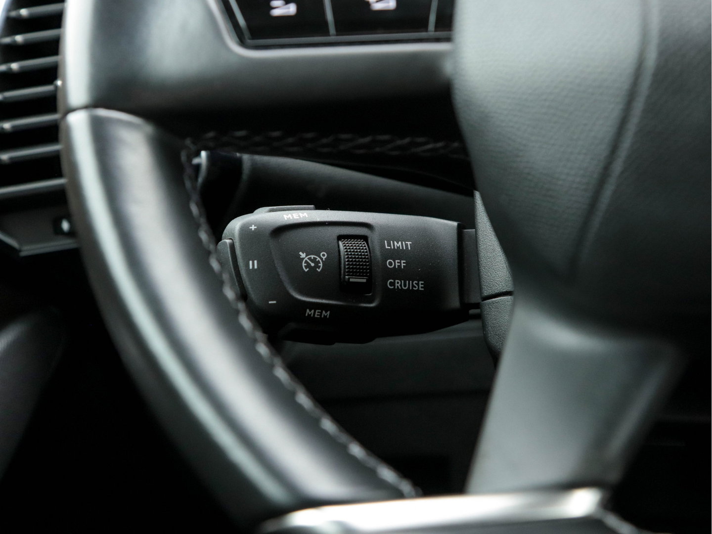 DS 7 Crossback 1.5 BlueHDI So Chic (INCL-BTW) *DIGI-COCKPIT | NAVI-FULLMAP | FULL-LED | MICROFIBRE | CAMERA | KEYLESS | CARPLAY | ADAPTIVE-CRUISE | DAB | PRIVACYGLASS | PDC | HEATED-SPORTSEATS | TOWBAR | 18"ALU*