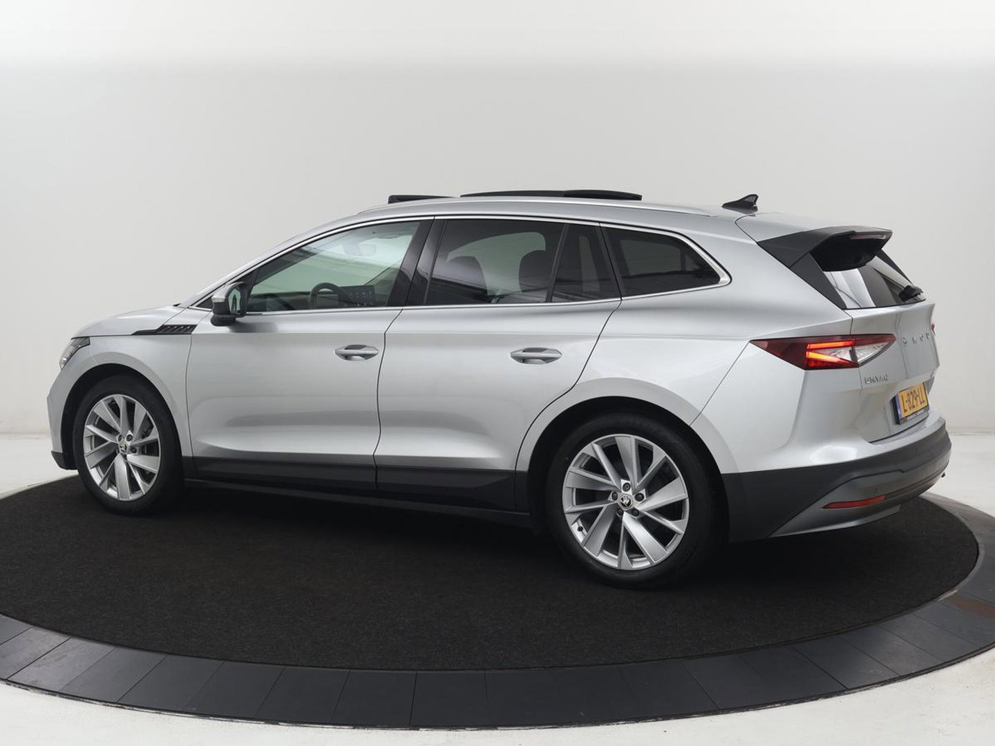 Škoda Enyaq iV 60 | SOH 92,4% | Panoramadak | Stoel/stuur verwarming | Half leder | Adaptive cruise | Carplay | Virtueel dashboard | Sfeerverlichting | Climate control | Camera | Park assist |