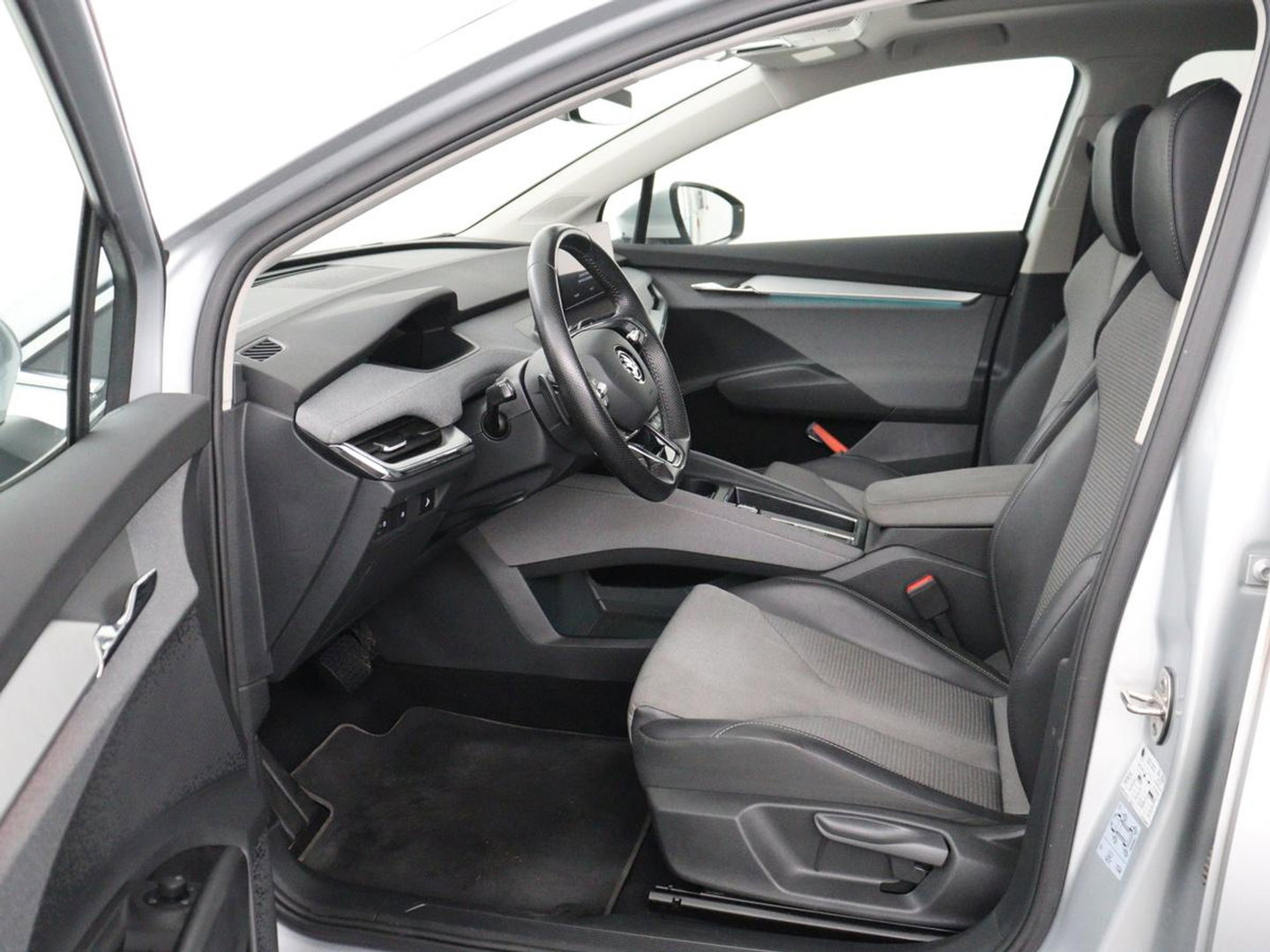 Škoda Enyaq iV 60 | SOH 92,4% | Panoramadak | Stoel/stuur verwarming | Half leder | Adaptive cruise | Carplay | Virtueel dashboard | Sfeerverlichting | Climate control | Camera | Park assist |