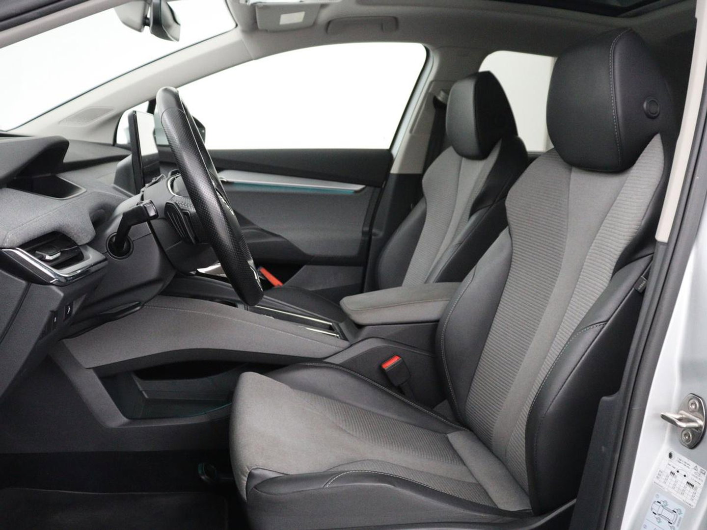 Škoda Enyaq iV 60 | SOH 92,4% | Panoramadak | Stoel/stuur verwarming | Half leder | Adaptive cruise | Carplay | Virtueel dashboard | Sfeerverlichting | Climate control | Camera | Park assist |