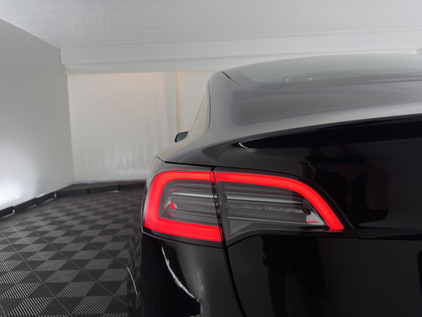 Tesla Model 3 Standard RWD Plus 60 kWh [3-Fase-11kW] (INCL-BTW) Aut. *PANO | AUTOPILOT | LEATHER | KEYLESS | FULL-LED | MEMORY-PACK | TOPVIEW | DAB | CARPLAY | DIGI-COCKPIT | LANE-ASSIST | HEATED- COMFORTSEATS | 19"ALU*