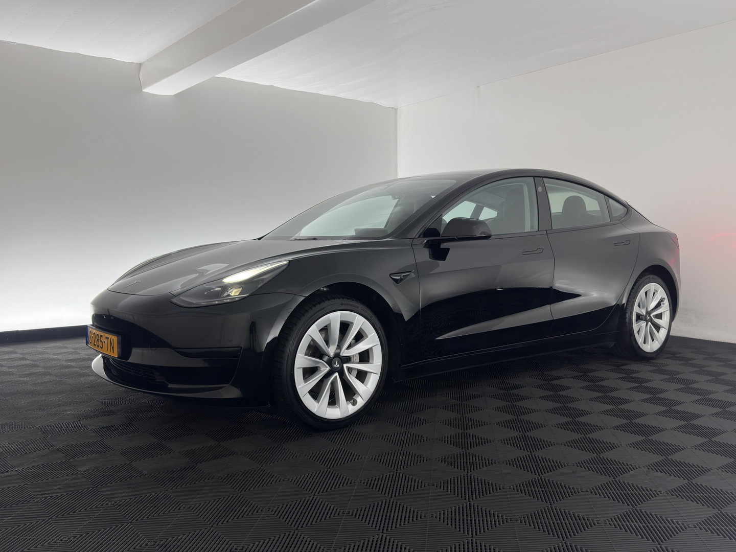 Tesla Model 3 Standard RWD Plus 60 kWh [3-Fase-11kW] (INCL-BTW) Aut. *PANO | AUTOPILOT | LEATHER | KEYLESS | FULL-LED | MEMORY-PACK | TOPVIEW | DAB | CARPLAY | DIGI-COCKPIT | LANE-ASSIST | HEATED- COMFORTSEATS | 19"ALU*