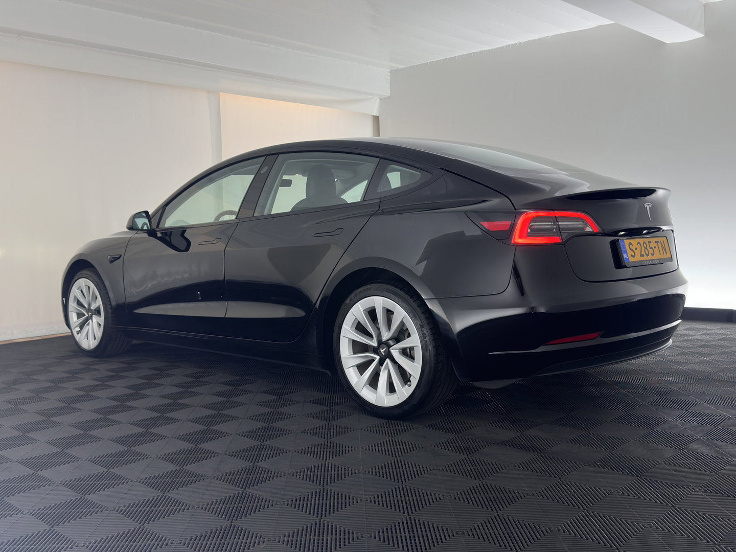 Tesla Model 3 Standard RWD Plus 60 kWh [3-Fase-11kW] (INCL-BTW) Aut. *PANO | AUTOPILOT | LEATHER | KEYLESS | FULL-LED | MEMORY-PACK | TOPVIEW | DAB | CARPLAY | DIGI-COCKPIT | LANE-ASSIST | HEATED- COMFORTSEATS | 19"ALU*