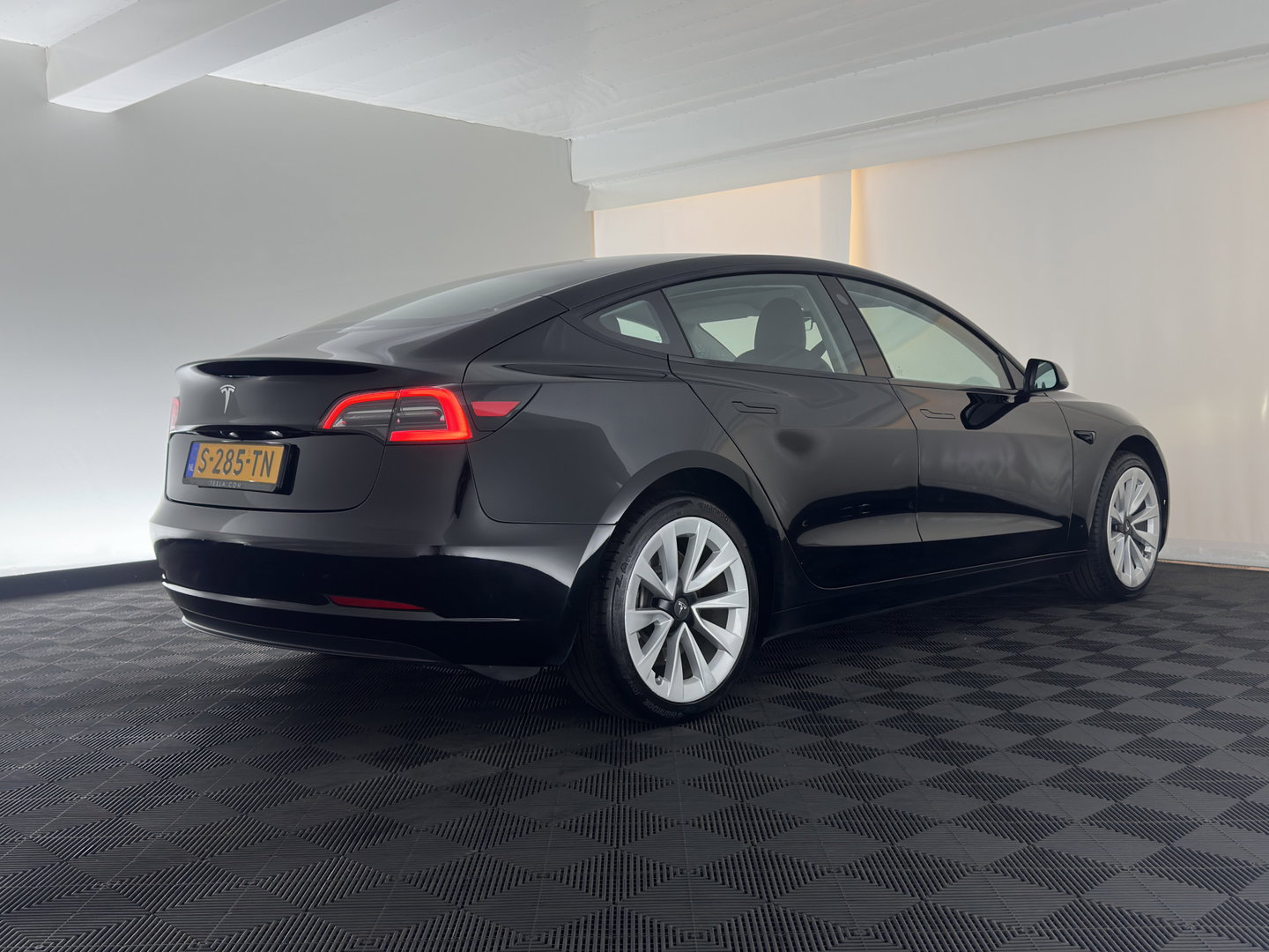 Tesla Model 3 Standard RWD Plus 60 kWh [3-Fase-11kW] (INCL-BTW) Aut. *PANO | AUTOPILOT | LEATHER | KEYLESS | FULL-LED | MEMORY-PACK | TOPVIEW | DAB | CARPLAY | DIGI-COCKPIT | LANE-ASSIST | HEATED- COMFORTSEATS | 19"ALU*