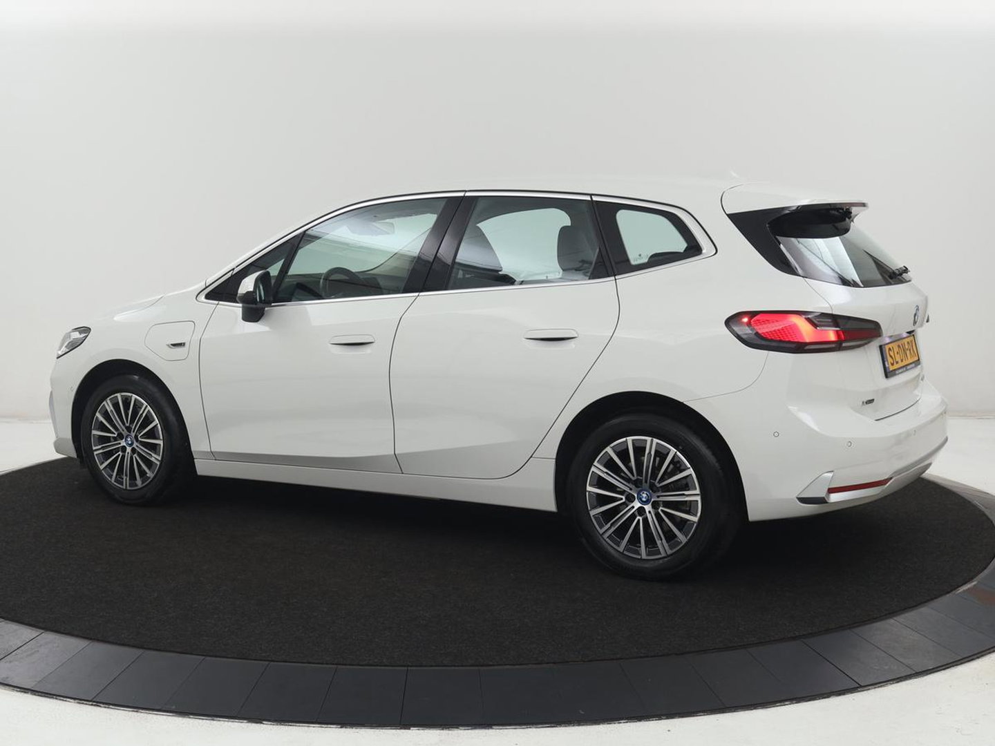 BMW 2 Serie 225 e xDrive Luxury Line | SOH 91,6% | Leder | Carplay | Navigatie | Sfeerverlichting | Cruise control | Climate control | Camera | Park assist |