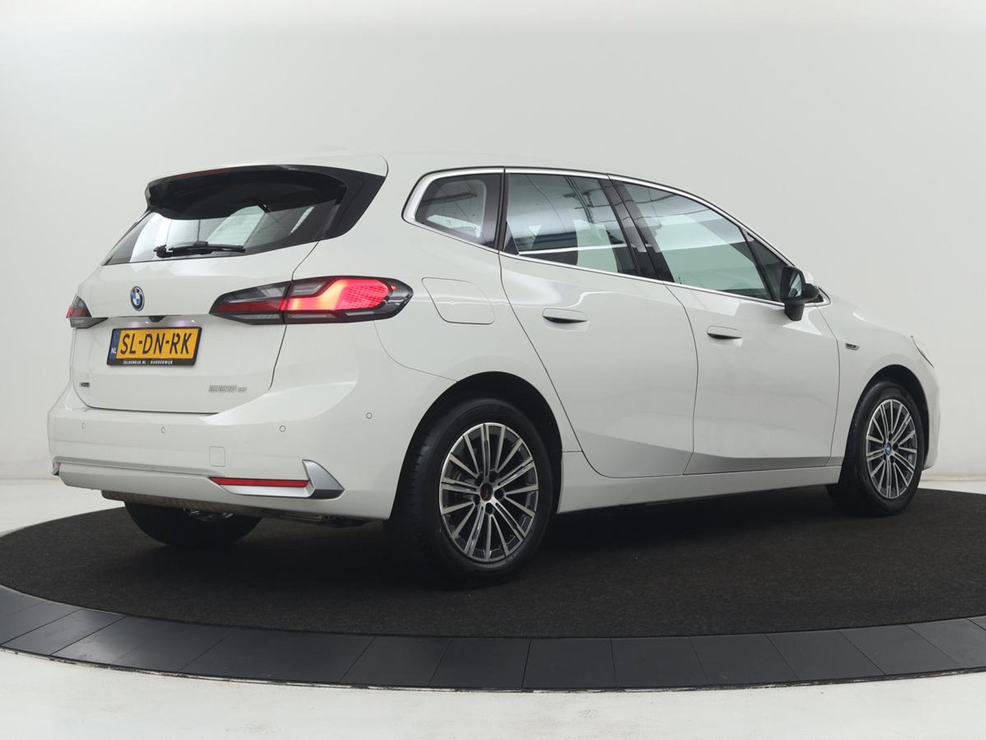 BMW 2 Serie 225 e xDrive Luxury Line | SOH 91,6% | Leder | Carplay | Navigatie | Sfeerverlichting | Cruise control | Climate control | Camera | Park assist |